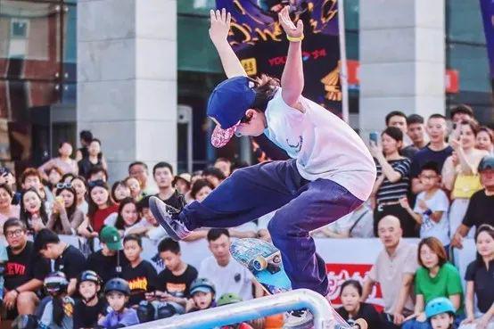 包含专业滑板赛，街头文化引领运动潮流的词条